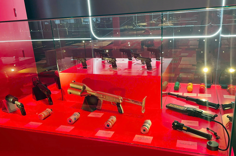 Tàu, súng và dấu ấn bình yên giữa sắc đỏ triển lãm -0