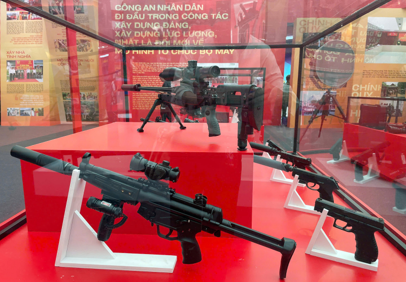 Tàu, súng và dấu ấn bình yên giữa sắc đỏ triển lãm -0