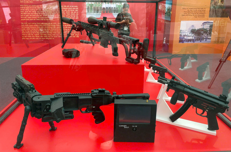 Tàu, súng và dấu ấn bình yên giữa sắc đỏ triển lãm -0