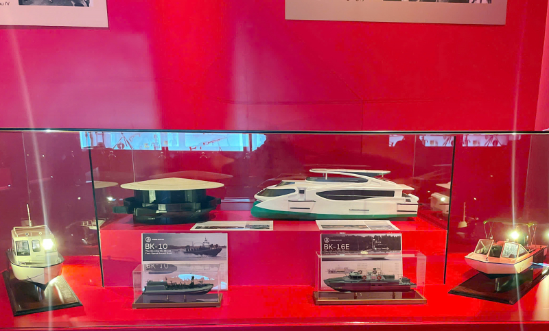 Tàu, súng và dấu ấn bình yên giữa sắc đỏ triển lãm -0