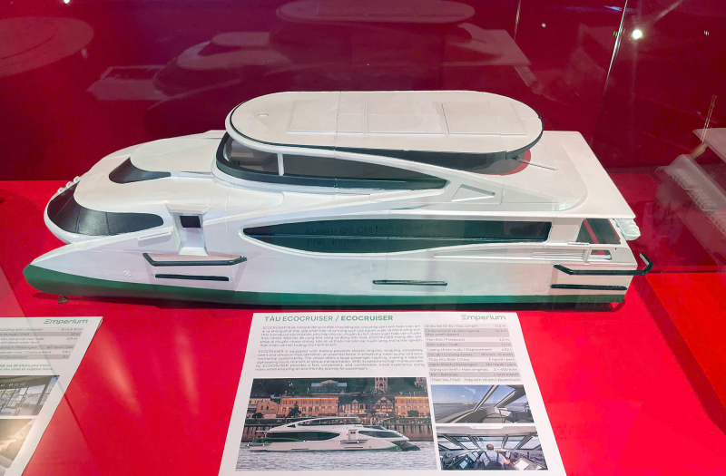 Tàu, súng và dấu ấn bình yên giữa sắc đỏ triển lãm -0