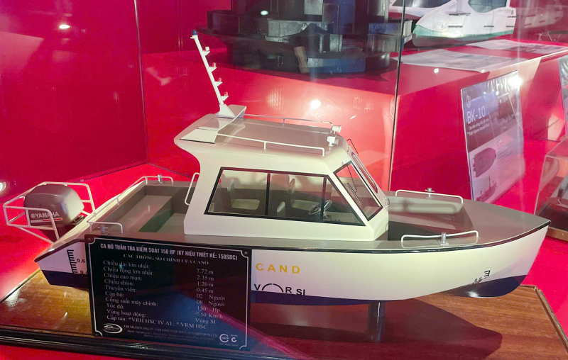 Tàu, súng và dấu ấn bình yên giữa sắc đỏ triển lãm -0