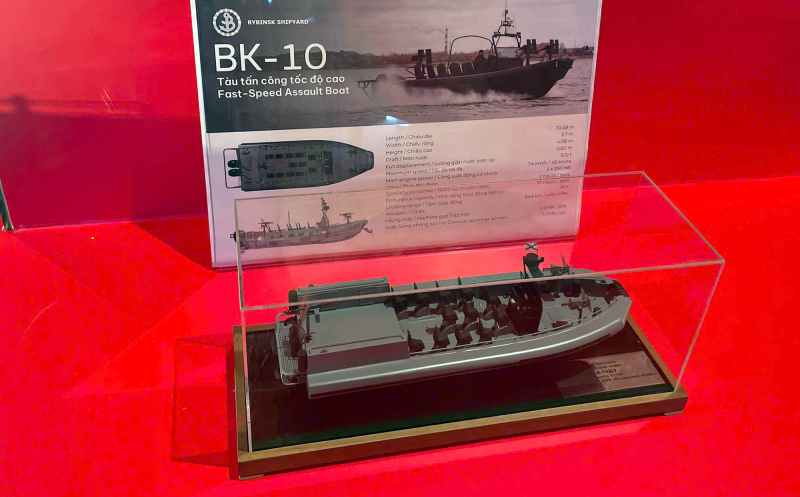 Tàu, súng và dấu ấn bình yên giữa sắc đỏ triển lãm -0