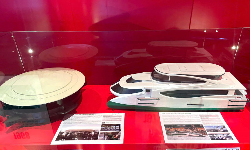 Tàu, súng và dấu ấn bình yên giữa sắc đỏ triển lãm -0