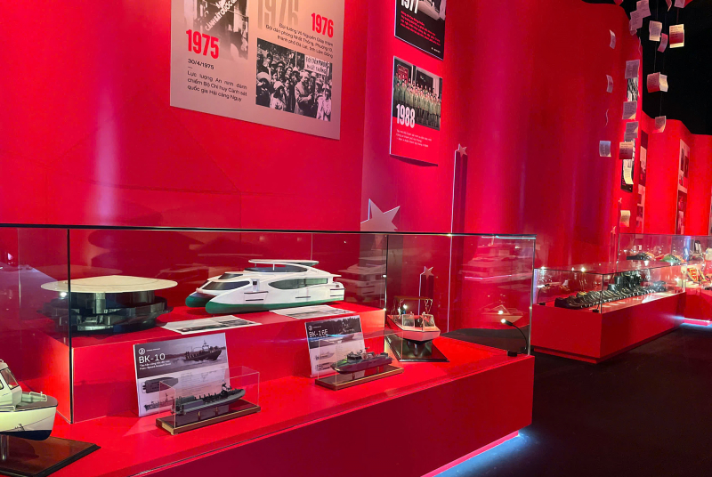 Tàu, súng và dấu ấn bình yên giữa sắc đỏ triển lãm -0