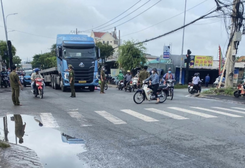 Chuyển hướng không quan sát bị xe đầu kéo tông tử vong -0