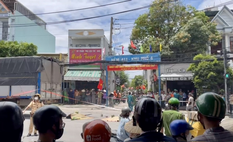 Đi tìm nhà trọ, 2 mẹ con tử vong thương tâm dưới bánh xe tải -0