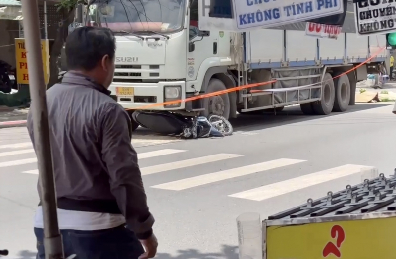 Đi tìm nhà trọ, 2 mẹ con tử vong thương tâm dưới bánh xe tải -0