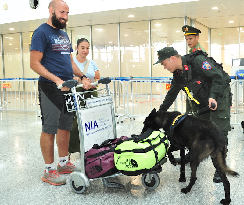 Nụ cười của hành khách là hạnh phúc của cán bộ Công an cửa khẩu Cảng hàng không quốc tế Nội Bài -0