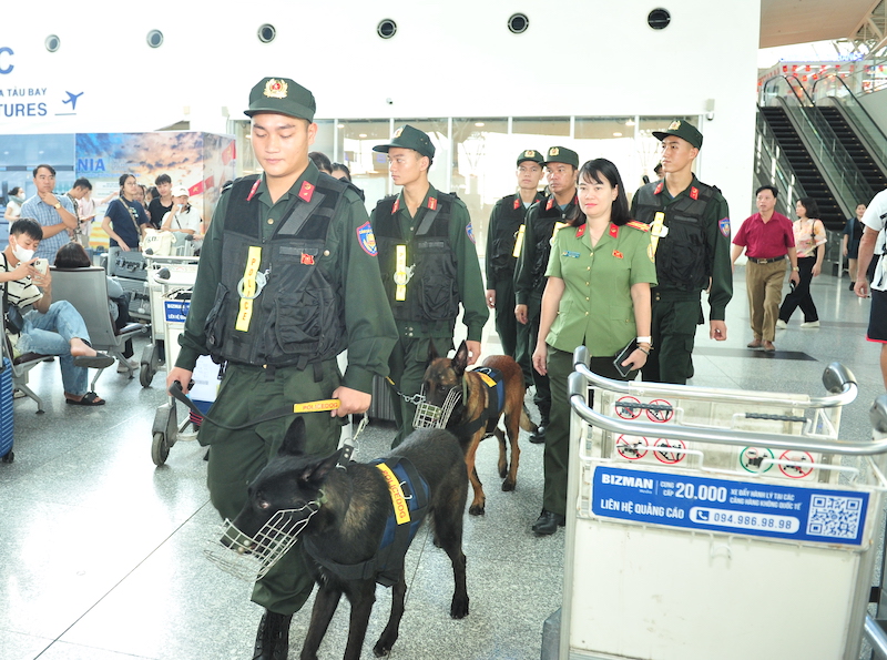 Nụ cười của hành khách là hạnh phúc của cán bộ Công an cửa khẩu Cảng hàng không quốc tế Nội Bài -1