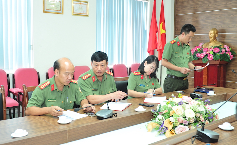 Nụ cười của hành khách là hạnh phúc của cán bộ Công an cửa khẩu Cảng hàng không quốc tế Nội Bài -0