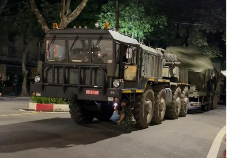 Xe tăng, thiết giáp rời nội đô Hà Nội lúc nửa đêm -0