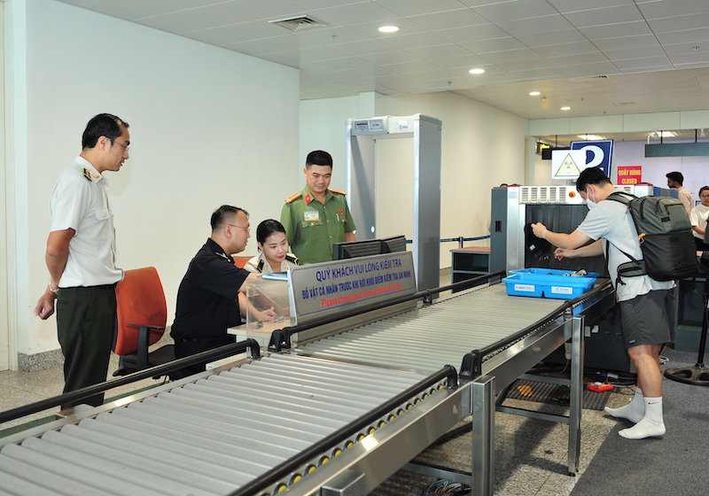 Nụ cười của hành khách là hạnh phúc của cán bộ Công an cửa khẩu Cảng hàng không quốc tế Nội Bài -0