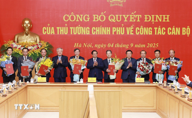 Thủ tướng trao Quyết định điều động, bổ nhiệm 8 lãnh đạo các bộ, cơ quan -0