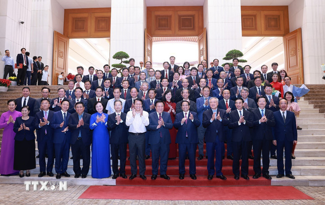 Thủ tướng trao Quyết định điều động, bổ nhiệm 8 lãnh đạo các bộ, cơ quan -0