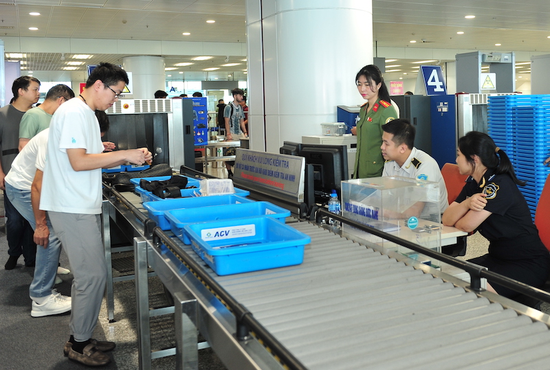 Nụ cười của hành khách là hạnh phúc của cán bộ Công an cửa khẩu Cảng hàng không quốc tế Nội Bài -0