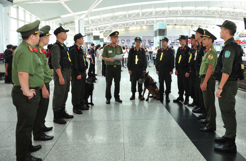 Nụ cười của hành khách là hạnh phúc của cán bộ Công an cửa khẩu Cảng hàng không quốc tế Nội Bài -0