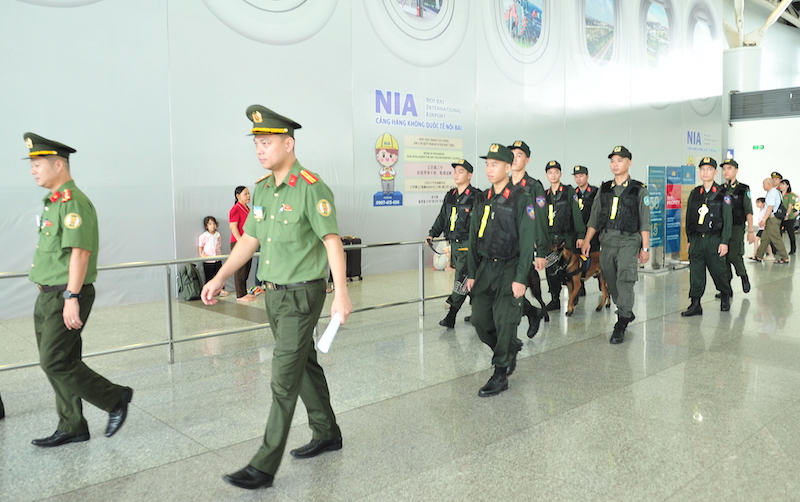 Nụ cười của hành khách là hạnh phúc của cán bộ Công an cửa khẩu Cảng hàng không quốc tế Nội Bài -0