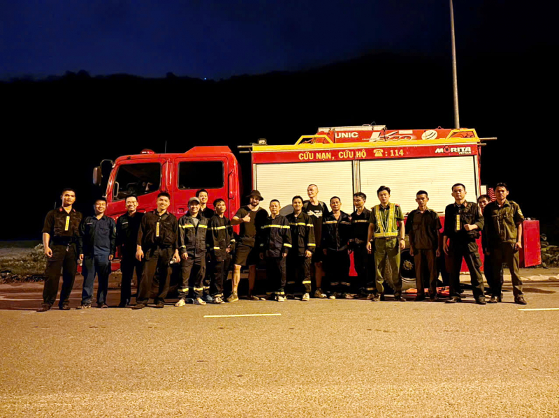 Cảnh sát xuyên đêm cứu nạn hai du khách người Nga lạc đường trên núi Cô Tiên -0