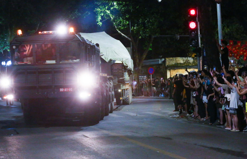 Xe tăng, thiết giáp rời nội đô Hà Nội lúc nửa đêm -0