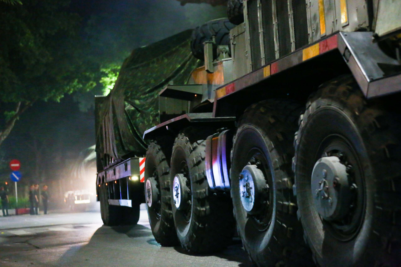 Xe tăng, thiết giáp rời nội đô Hà Nội lúc nửa đêm -0