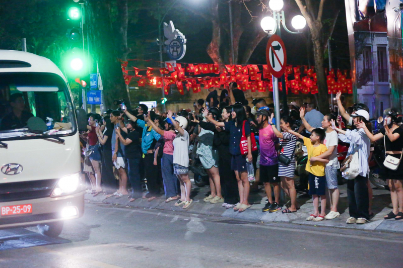 Xe tăng, thiết giáp rời nội đô Hà Nội lúc nửa đêm -1