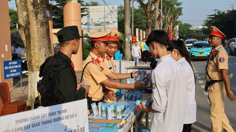 Đảm bảo an ninh, an toàn giao thông trong ngày khai trường -0