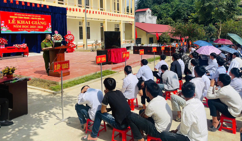 Công an xã trao tặng 25 chiếc xe đạp và 10 suất học bổng, trị giá khoảng 100 triệu đồng cho học sinh có hoàn cảnh khó khăn -0
