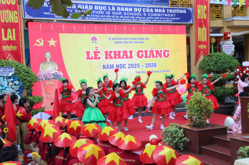 Học sinh ở TP Huế hân hoan vào năm học mới -1