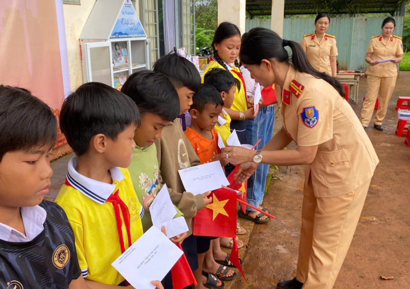 Tiếp sức học sinh nghèo vùng biên giới -0