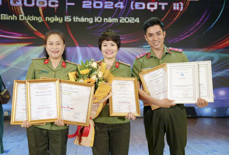 thu-ng tá nsut ut lan gi-a t-i liên hoan sân kh-u ca nh-c toàn qu-c.jpg -0