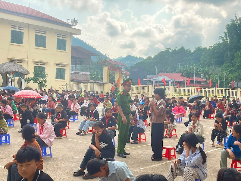 Công an xã trao tặng 25 chiếc xe đạp và 10 suất học bổng, trị giá khoảng 100 triệu đồng cho học sinh có hoàn cảnh khó khăn -0