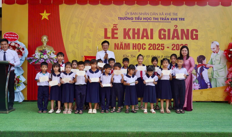 Học sinh ở TP Huế hân hoan vào năm học mới -0