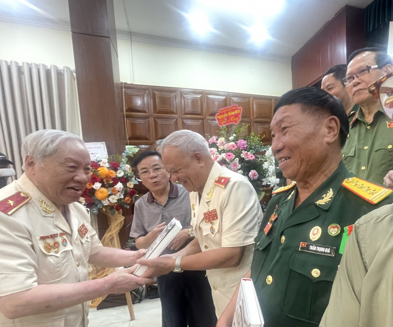 Ban liên lạc Công an chi viện chiến trường miền Nam trao tặng di ảnh chân dung anh hùng, liệt sĩ cho bảo tàng -0