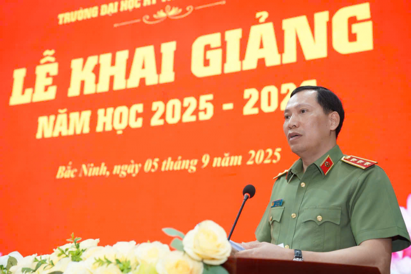 Thứ trưởng Lê Văn Tuyến dự lễ khai giảng tại -0