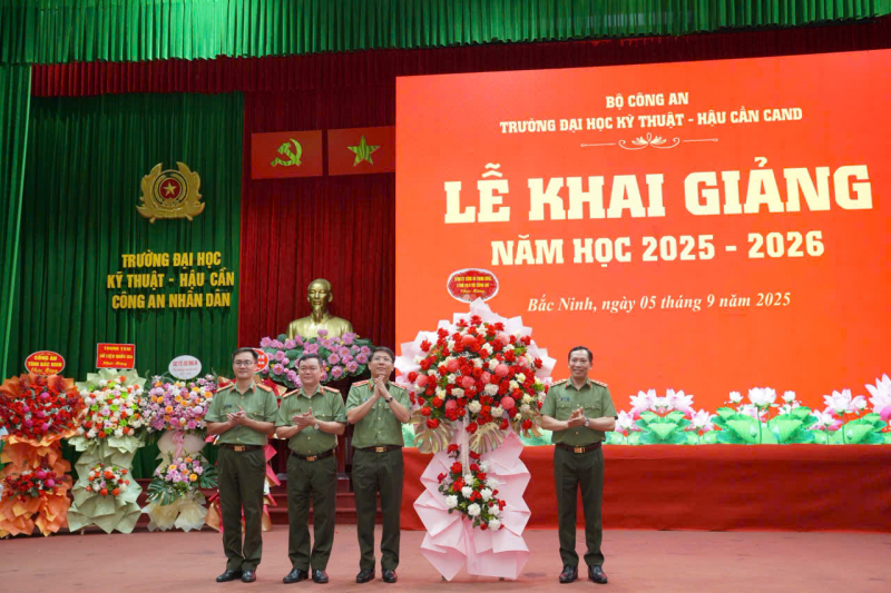 Thứ trưởng Lê Văn Tuyến dự lễ khai giảng tại -0