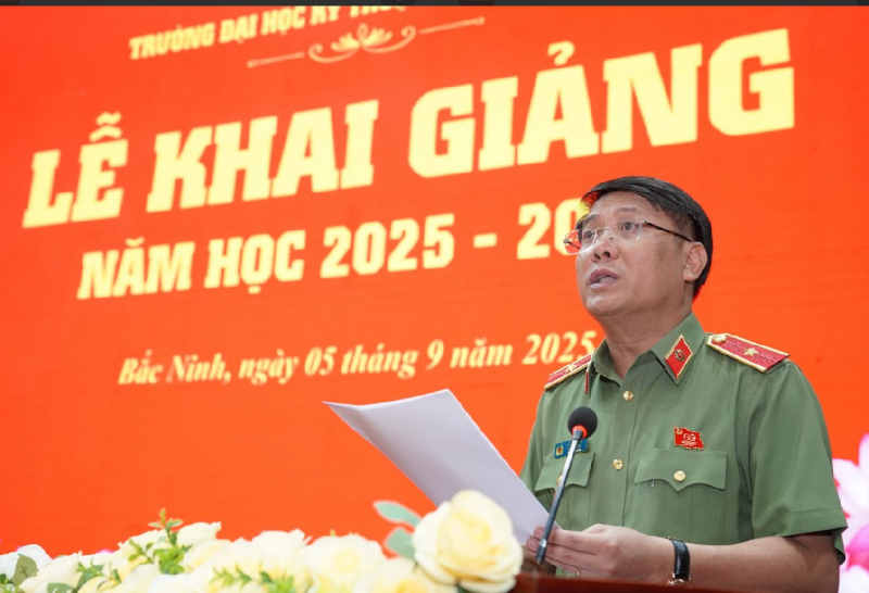 Thứ trưởng Lê Văn Tuyến dự lễ khai giảng tại -0