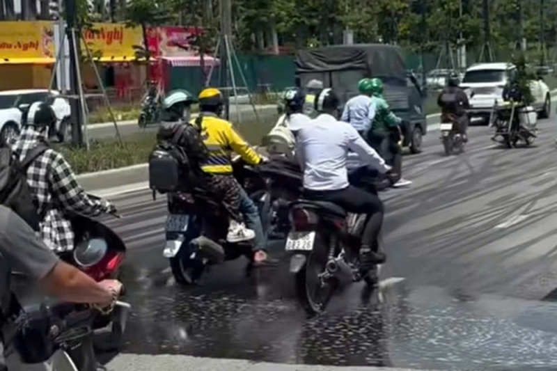 Cảnh sát truy tìm tài xế làm đổ dầu ra đường rồi bỏ -0