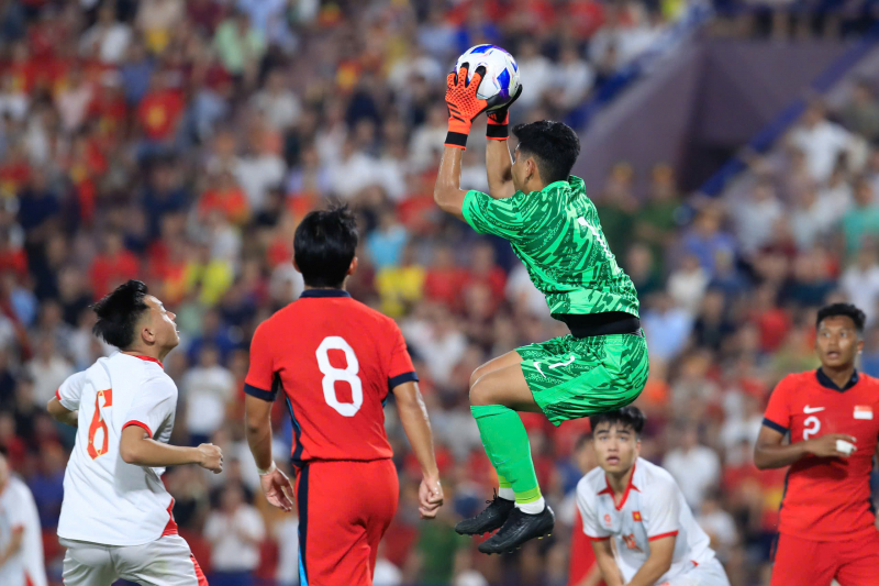 Thắng nhọc U23 Singapore, U23 Việt Nam đòi lại ngôi đầu bảng C -0