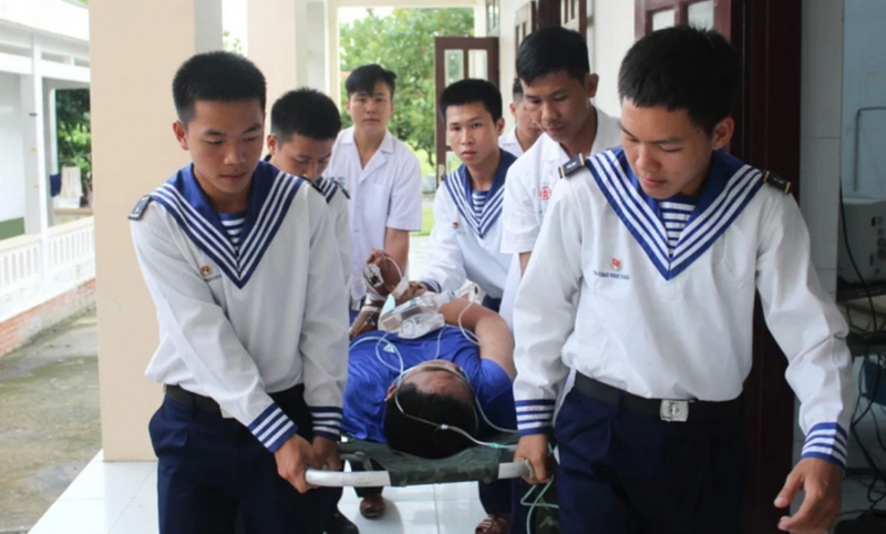 Điều trực thăng bay sa Trường Sa giành giật sự sống cho bệnh nhân nguy kịch -0