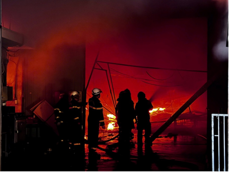 Vụ cháy xưởng xuất ô trên phố Ngô Gia Tự: Cơ sở đã bị cơ quan Công an đình chỉ hoạt động và xử phạt vi phạm hành chính -0