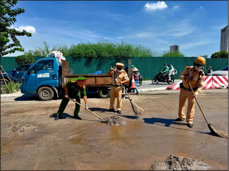 Xử phạt tài xế xe tải để dầu diesel tràn xuống đường gây mất an toàn giao thông -0