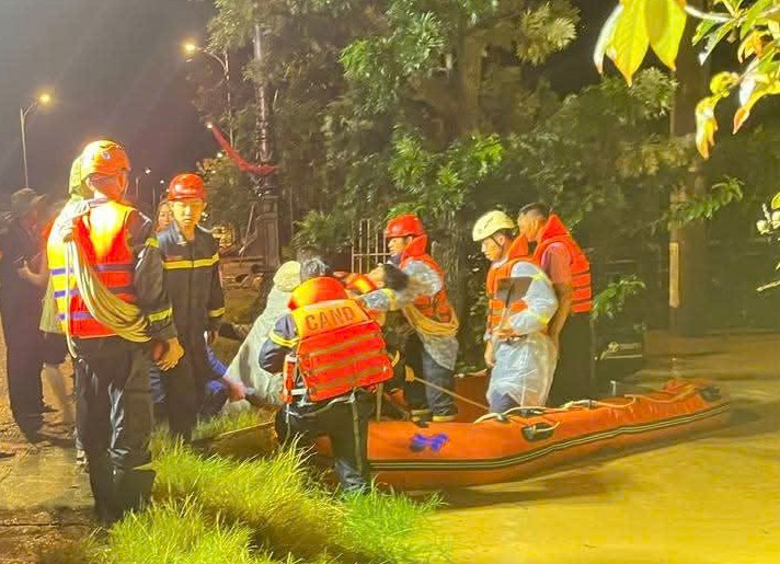 Trưởng Công an xã băng mình qua lũ dữ giải cứu nhiều trẻ em trong đêm -0