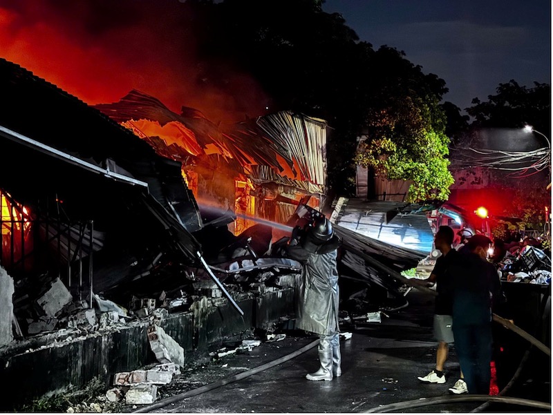 Vụ cháy xưởng xuất ô trên phố Ngô Gia Tự: Cơ sở đã bị cơ quan Công an đình chỉ hoạt động và xử phạt vi phạm hành chính -0