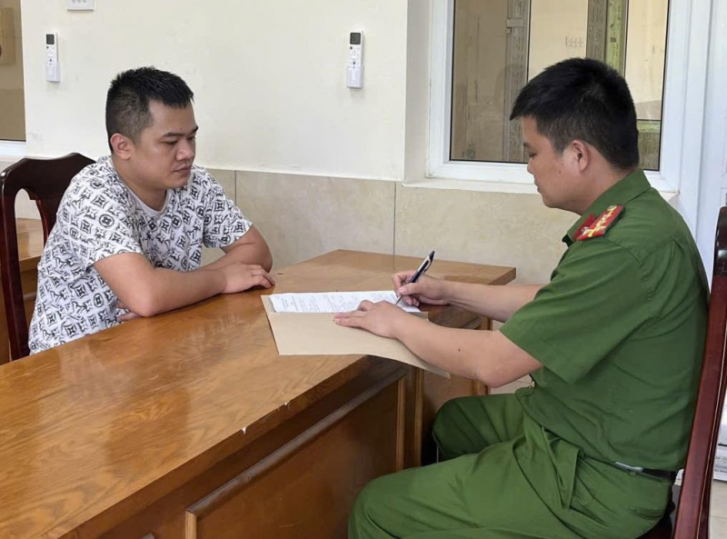 Công an xã vận động đối tượng truy nã đặc biệt ra đầu thú -0