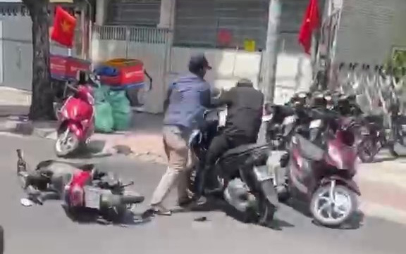 Bắt giữ đối tượng say xỉn, vô cớ đánh người giữa đường -0