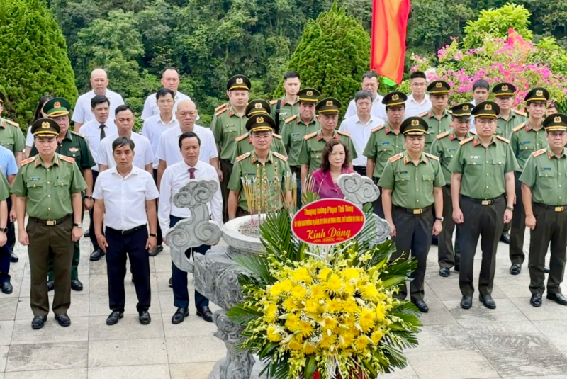 Deputy Minister Pham The Tung pays tribute to President Ho Chi Minh -0