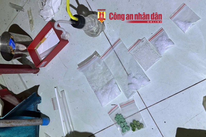 Bắt 2 đối tượng tàng trữ “hàng đá”, lòi 14 xe mô tô nghi bị trộm -1