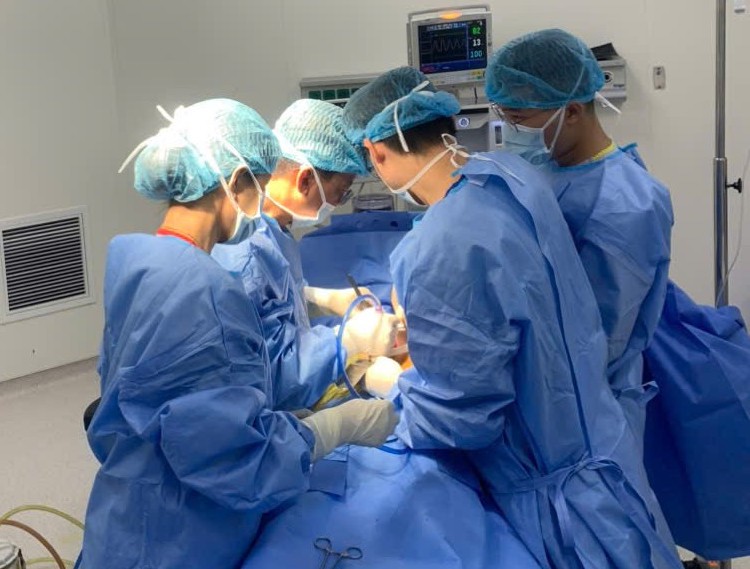 Cấp cứu người đàn ông có trái tim bên phải -0
