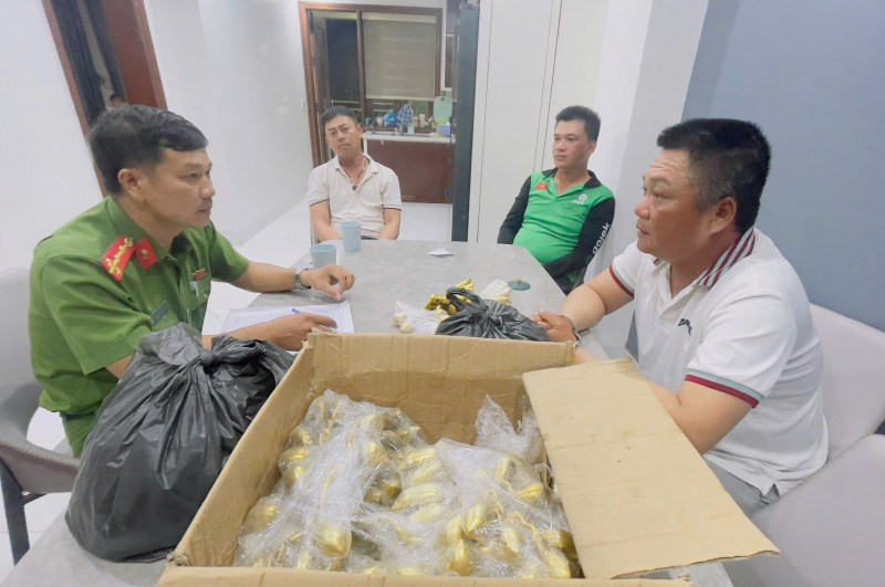 “Sập bẫy” nhóm bán cổ vật giả, cụ bà bị lừa mất chiếc nhẫn trị giá 5.000 USD -0